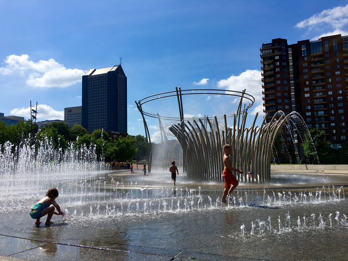 Kids playing at Bicentennial Plaza Fountain Columbus Ohio